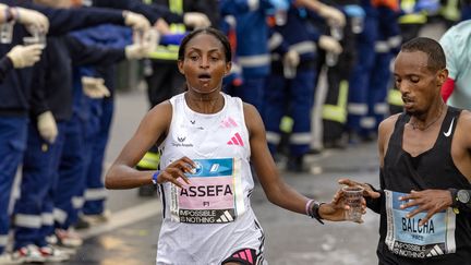 La coureuse éthiopienne Tigist Assefa a remporté le marathon de Berlin, en battant le record du monde, le 24 septembre 2023. (ODD ANDERSEN / AFP)