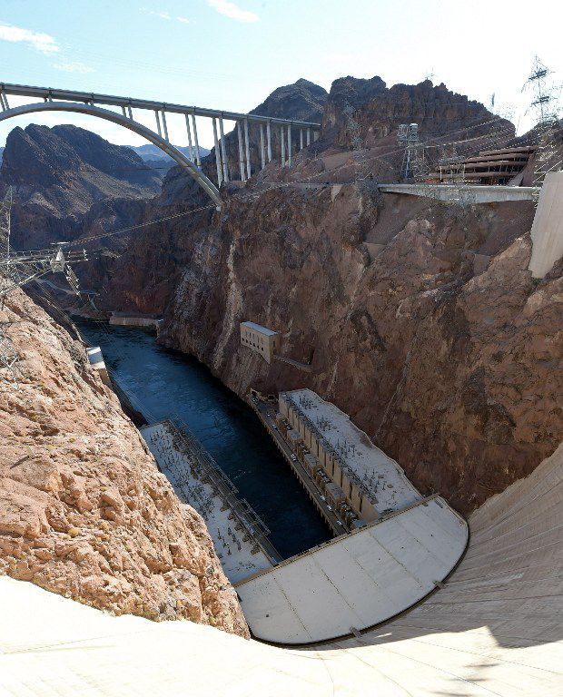 Le pont Mike O'Callaghan-Pat Tillman surplombe la rivière Colorado au niveau du barrage Hoover, situé à 40km de Las Vegas dans le Nevada, le 14 juillet 2014. (Ethan Miller / GETTY IMAGES AMÉRIQUE DU NORD / AFP)