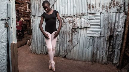 «Elle a vu un ballet à la télévision quand elle était petite. Quand, des années plus tard, elle a essayé une paire de pointes, elle en est tombée amoureuse. Pamela est sur la bonne voie pour devenir danseuse professionnelle. Financée par Artists for Africa, une organisation partenaire de Anno's Africa, la jeune fille vit dans un internat à Nairobi et s'entraîne cinq fois par jour au Dance Centre Kenya», raconte «National Géographic». «Grâce à la danse, Pamela a réussi à complètement changer sa vie. Elle est devenue une source d'inspiration pour les autres», ajoute le photographe.
 (Fredrik Lerneryd)