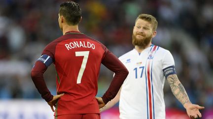 Le Portugais Cristiano Ronaldo et l'Islandais Aron Gunnarsson, le 14 juin 2016 à Saint-Etienne (Loire). (EPA / MAXPPP)