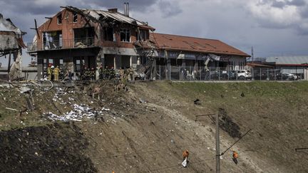 La ville de Lviv (Ukraine) a été bombardée par les forces russes,&nbsp;le 18 avril 2022. (OZGE ELIF KIZIL / ANADOLU AGENCY / AFP)