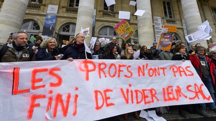 Des enseignants lors d’une manifestation à Bordeaux, le 22 janvier 2020 (photo d’illustration). (MEHDI FEDOUACH / AFP)