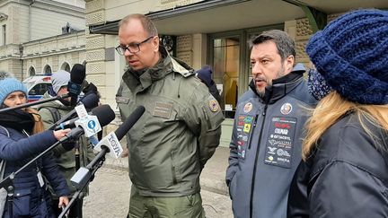 Le leader italien de la Liga, Matteo Salvini (à droite), lors d'une visite à Przemysl, en Pologne, le 8 mars 2022. (ANSA / AFP)