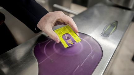 Un usager valide son passe Navigo dans le m&eacute;tro &agrave; Paris, le 28 novembre 2014. (CITIZENSIDE/YANN KORBI / CITIZENSIDE.COM)