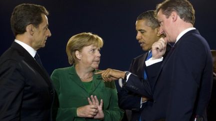 Nicolas Sarkozy discutent avec Angela Merkel, Barack Obama et David Cameron , lors du G20 à Cannes, le 3 novembre 2011. (AFP - Jim Watson)