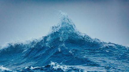 Deux lames de mer se rencontrent, créant une vague puissante en forme de pic dans l'océan. (Illustration)
 (DAVID MERRON PHOTOGRAPHY / MOMENT RF / GETTY IMAGES)