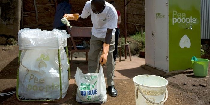 Récupération des sacs Peepoo usagés. (AFP PHOTO/Tony KARUMBA)