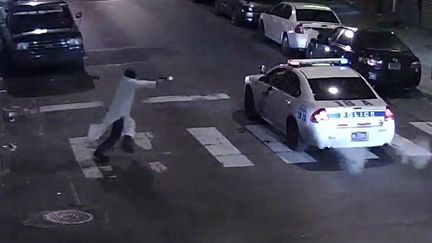 Image de vidéosurveillance montrant l'agression d'un policier à l'arme à feu, dans la nuit du jeudi au vendredi 8 janvier à Philadelphie (Etats-Unis). (PHILADELPHIA POLICE DEPARTMENT / AFP)