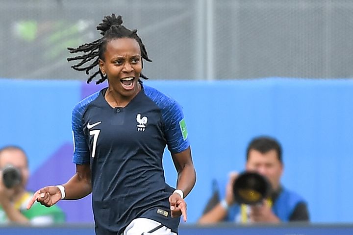 Emelyne Laurent, joueuse de l'équipe de France de football, lors d'un match amical contre l'Angleterre à Vannes (Morbihan), le 24 août 2018. (LOIC VENANCE / AFP)