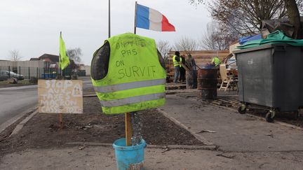 Des "gilets jaunes" sur un rond-point dans le&nbsp;Pas-de-Calais, le 15 décembre 2018 (photo d'illustration). (FRANÇOIS CORTADE / FRANCE-BLEU NORD)