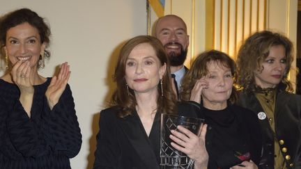 Isabelle Huppert (ici notamment aux côtés de la ministre de la culture Audrey Azoulay) a été récompensée le prix "French Cinema Award".
 (SADAKA EDMOND/SIPA)