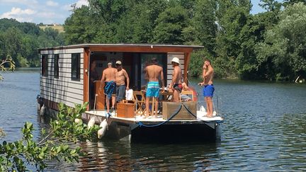 Le bateau solaire pour faire des ballades touristiques écolos sur le Lot, une énergie renouvelable&nbsp;et non polluante. (SAS BATEAUX POUR LA PLANÈTE)