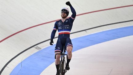 Sebastien Vigier célèbre son titre sur le keirin, le 16 août 2022, aux Championnats européens de Munich (Allemagne). (TOBIAS SCHWARZ / AFP)