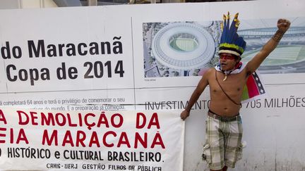 Un Indien brandit le poing lors d'une manifestation contre la d&eacute;molition des abords du stade Maracana, &agrave; Rio de Janeiro (Br&eacute;sil), le 1er d&eacute;cembre 2012.&nbsp; (SILVIA IZQUIERDO / AP / SIPA)