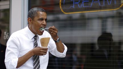 Le pr&eacute;sident am&eacute;ricain Barack Obama d&eacute;guste une glace menthe-chocolat lors d'une pause &agrave; Cedar Rapids (Iowa), le 10 juillet 2012. (JASON REED / REUTERS)