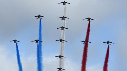 La patrouille de France dessine une croix de Lorraine dans le ciel de Paris le 14 juillet 2015. (ALAIN JOCARD / AFP)