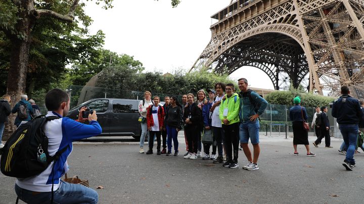 Les enfants de l'IME ont profité de leur journée à Paris pour découvrir la tour Eiffel. (PAOLO PHILIPPE / FRANCEINFO)