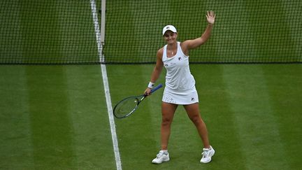 Ashleigh Barty s'est qualifiée en demi-finale de Wimbledon en battant sa compatriote australienne&nbsp;Ajla Tomljanovic, le 6 juillet 2021.&nbsp; (BEN STANSALL / AFP)