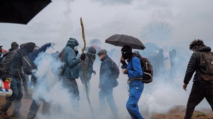 Des affrontements ont éclaté entre manifestants et forces de l'ordre lors de la mobilisation du 25 mars 2023 contre les "méga-bassines", à Sainte-Soline (Deux-Sèvres). (MAYLIS ROLLAND / HANS LUCAS / AFP)