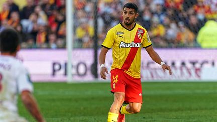 Le défenseur du RC Lens Facundo Medina, lors d'une rencontre face au Metz FC, le 24 octobre 2021, à Lens (Pas-de-Calais).&nbsp; (JAAK MOINEAU / HANS LUCAS / AFP)