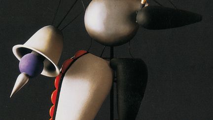 Oskar Schlemmer (1888-1943), chorégraphe, décorateur et peintre, a révolutionné l'art de la danse et de la performance, au sein du Bauhaus notamment. Le Centre Pompidou Metz mêle œuvre graphique, peintures, costumes, rideaux de scène, masques, sculptures, affiches, documents et pièces spectaculaires pour raconter un artiste qui a placé l'étude du corps en mouvement et du corps dans l'espace au cœur de sa réflexion artistique (du 13 octobre 2016 au 16 janvier 2017). Ici, "Ballet triadique, Séquence noire, L'abstrait. Figure avec masque", 1920-1922 (reconstruction 1967/85)
 (2016 Oskar Schlemmer, Photo Archive C. Raman)