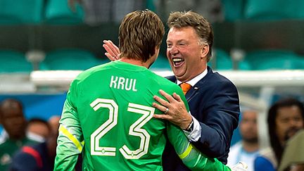 Louis Van Gaal félicite son gardien Tim Krul après les tirs au but contre le Costa Rica (ROBERTO MAYA / MEXSPORT)