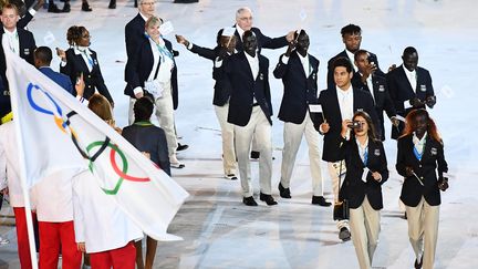 Les membres de l'équipe olympique des réfugiés lors de la cérémonie d'ouverture aux JO de Rio, le 5 août 2016, au stade Maracana de Rio de Janeiro.&nbsp; (FRANCK FIFE / AFP)