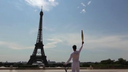 Paris 2024 : la flamme olympique est présentée aux lieux mythiques de la capitale (France 2)