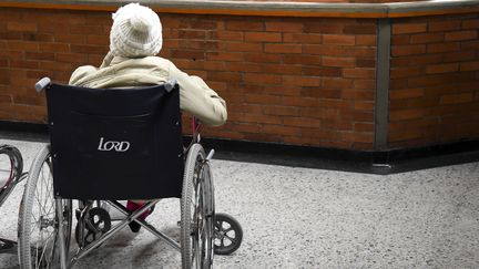 Une femme dans un fauteuil roulant, le 21 mai 2018, à Bogota, en Colombie. (RAUL ARBOLEDA / AFP)