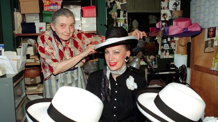 Geneviève de Fontenay, le 30 juillet 1997 avec sa chapelière Albertine Galanter. (JEANNEAU / SIPA)