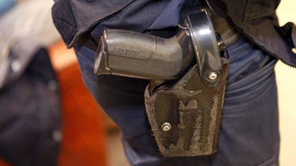 &nbsp;Un policier avec un pistolet semi automatique à la ceinture le 7 décembre 2016 (image d'illustration). (ALEX BAILLAUD / MAXPPP)