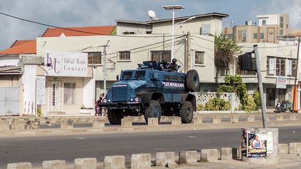 Un engin de la police patrouille à Cotonou, le 1er mai 2019. La ville reste placée sous haute surveillance en attendant l'installation de la nouvelle Assemblée nationale. (YANICK FOLLY / AFP)