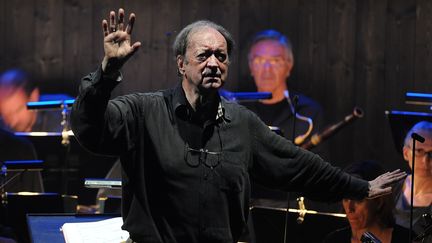 Le chef d'orchestre&nbsp;Nikolaus Harnoncourt lors d'une représentation à Salzburg (Autriche), le 24 juillet 2012. (BARBARA GINDL / APA / AFP)