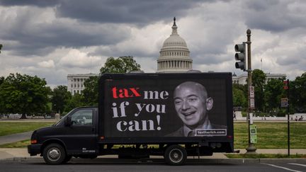 Un fourgon stationné devant le Capitole à Washington (Etats-Unis) appelle à davantage taxer les milliardaires Américains, en reproduisant une image de Jeff Bezos, propriétaire d'Amazon, le 17 mai 2021. (DREW ANGERER / GETTY IMAGES NORTH AMERICA / AFP)