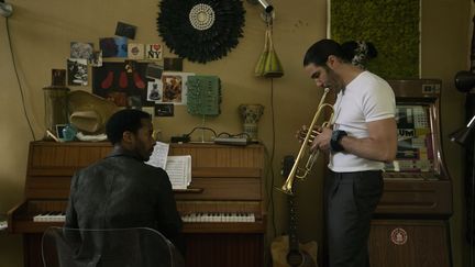 Tahar Rahim (Farid) et&nbsp;André Holland (Elliot Udo) dans la série The Eddy. (LOU FAULON / NETFLIX)