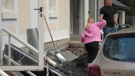 Dans la région de Lourdes, au pied des Pyrénées, d'impressionnantes pluies sont tombées, dans la nuit du vendredi au samedi 7 septembre. Dans le hameau d'Eget, une soixantaine de personnes ont dû évacuer, alors que la rue principale a laissé place à un fort torrent.