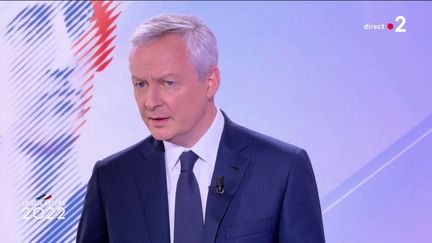 Bruno Le Maire, le ministre de l'Economie, sur le plateau de France 2, à Paris, le 19 juin 2022. (FRANCE TELEVISIONS)