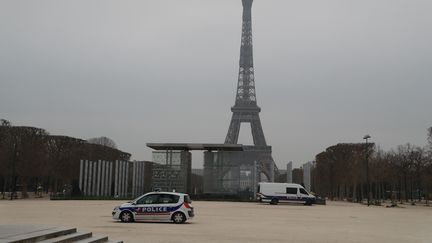 Le Champs de Mars à Paris, le 20 mars 2020 (photo d'illustration). (LUDOVIC MARIN / AFP)