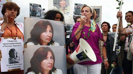 Le 17 juillet 2009, à Paris, Geneviève Garrigos, présidente d'Amnesty International France, rend hommage à Natalia Estemirova, assassinée la veille. (AFP / Benjamin Gavaudo)