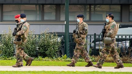 Des militaires de l'opération "Sentinelle" en patrouille, le 25 novembre 2020 à Thionville (Moselle). (NICOLAS BILLIAUX / HANS LUCAS)