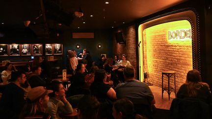 Une salle de stand-up à Montréal, au Québec. (DERRICK CAKPO / AFP)