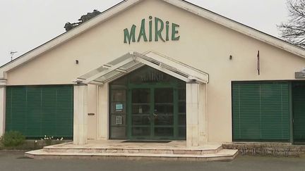 Le procès du couple Fillon fait la Une du "Maine Libre", le quotidien du fief des époux. L'actuel maire de Sablé-sur-Sarthe (Sarthe) Marc Joulaud, ancien suppléant de François Fillon comparait aussi pour détournement de fond public. (France 3)