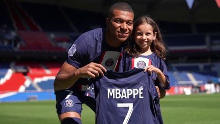 Football : Kylian Mbappé a rencontré Camille, 8 ans, qui a parcouru 90 kilomètres à vélo pour le voir