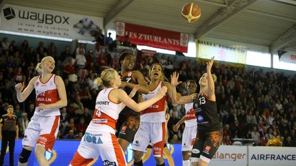 Combat acharné entre les filles de Bourges et celles de Villeneuve d'Ascq (PIB / MAXPPP)