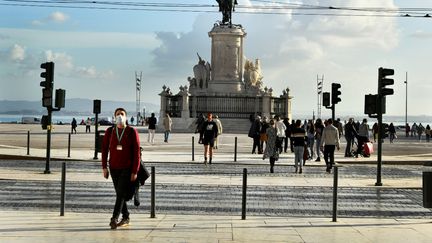 Des passants&nbsp;masqués près de la Praça de Comércio, à Lisbonne (Portugal), le 30 décembre 2020. (JORGE MANTILLA / NURPHOTO VIA AFP)