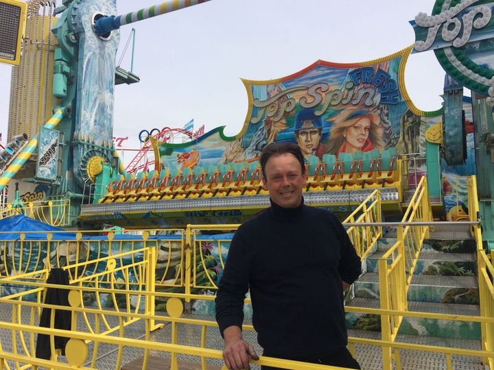 Emmanuel Fleur&nbsp;devant son "Top spin",&nbsp;à la Foire du Trône à Paris le 2&nbsp;avril 2018. (ARIANE GRIESSEL / FRANCEINFO)