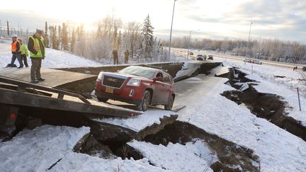 Une voiture sur une autoroute qui s'est effondrée à la suite d'un séisme, à Anchorage en Alaska (Etats-Unis), le 30 novembre 2018. (NATHANIEL WILDER / REUTERS)