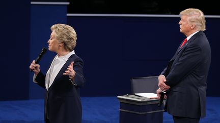 Hillary Clinton et Donald Trump lors du deuxième débat télévisé entre les deux candidats à l'élection présidentielle américaine, le 9 octobre 2016 à Saint-Louis (Missouri). (TASOS KATOPODIS / AFP)