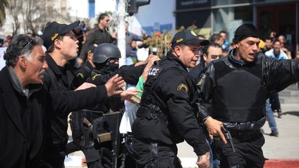 Les policiers ont arr&ecirc;t&eacute; un suspect devant le mus&eacute;e, alors que la foule fondait sur lui avec des intentions hostiles. (YASSINE GAIDI / ANADOLU AGENCY / AFP)