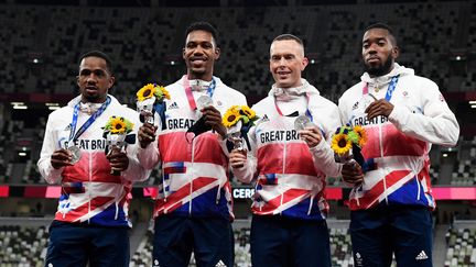 Chijindu Ujah&nbsp;(à gauche) avait remporté la médaille&nbsp;d'argent sur le relais 4x100 m avec la Grande-Bretagne, le 7 août 2021 aux Jeux olympiques de Tokyo. (JAVIER SORIANO / AFP)